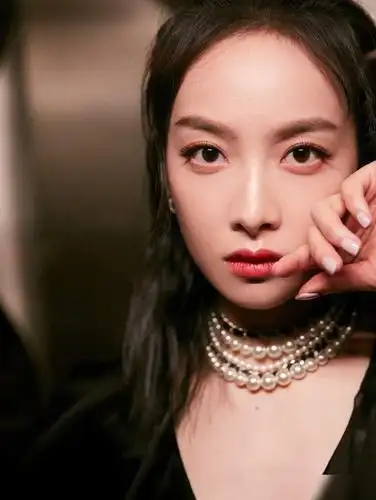 宋茜穿黑纱裙戴珍珠项链,迎风站立美腿微微透视,性感又冷艳