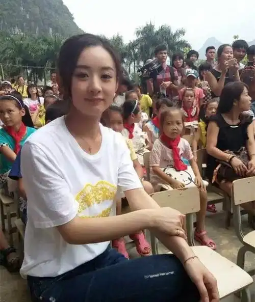 到偏远山区支教,路人镜头下的赵丽颖善良美丽,犹如邻家姐姐!