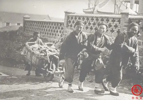 清末老照片:北方农民的日常生活,蹲在墙根吃饭,给手推车装风帆