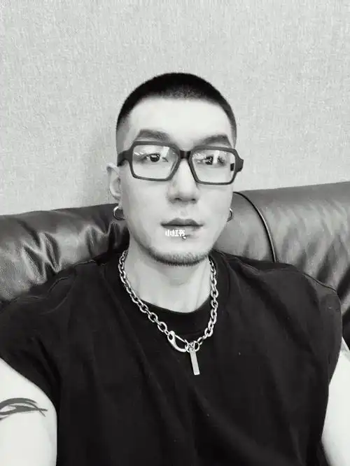 自从剪了美式圆寸,人也精神了,头也不痛了,最主要三分钟就可以出门了