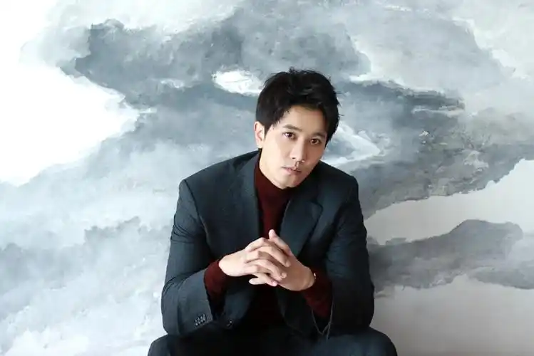 彭冠英帅气有型写真图片