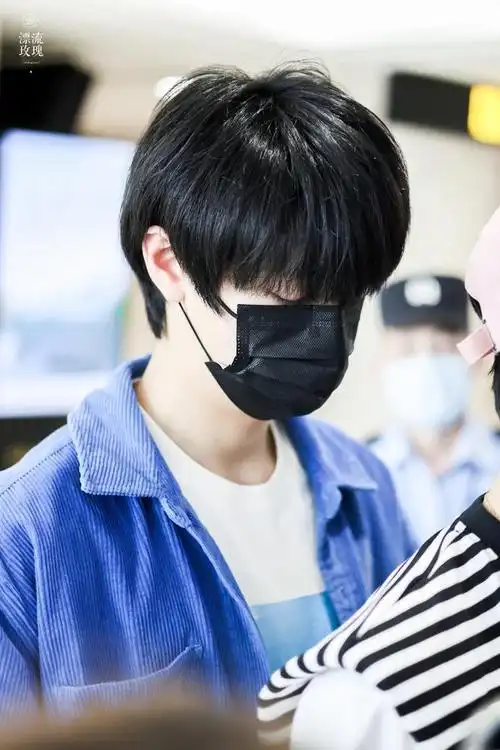 朱志鑫今日机场饭拍图送达 牛仔蓝套装搭配小白鞋……|套装|朱志鑫