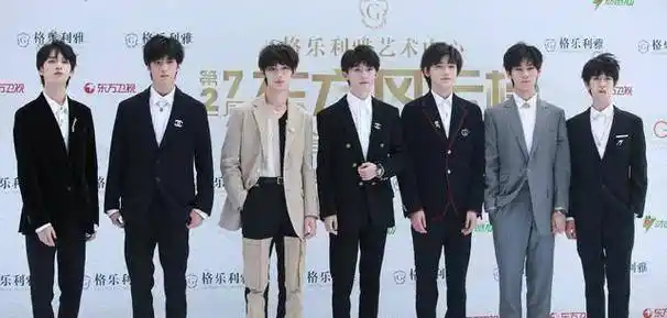 原创东方风云榜红毯王源穿刺绣装孟美岐刘宇宁时代少年团各有特色