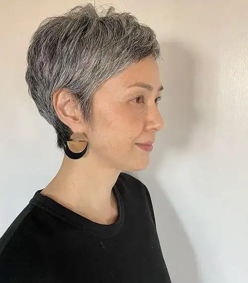 60到80岁的女性,头发花白发型这样剪,利落时尚显气质|脸型|刘海|短发