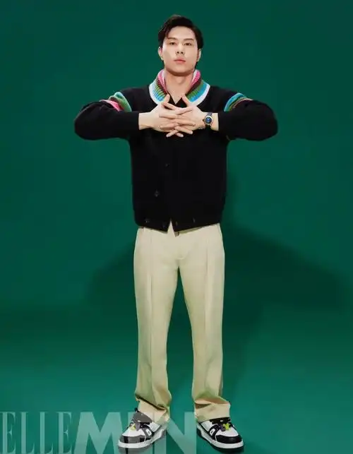 刺绣针织棒球束腰夹克,米色休闲裤和黑白lv trainer maxi运动鞋均为