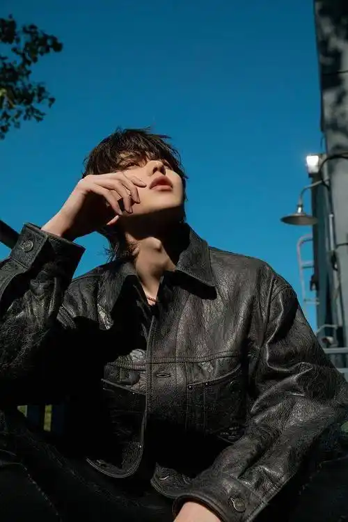 蔡徐坤身穿皮衣变机车男孩狂野不拘 面庞冷俊眉毛叛逆邪魅性感