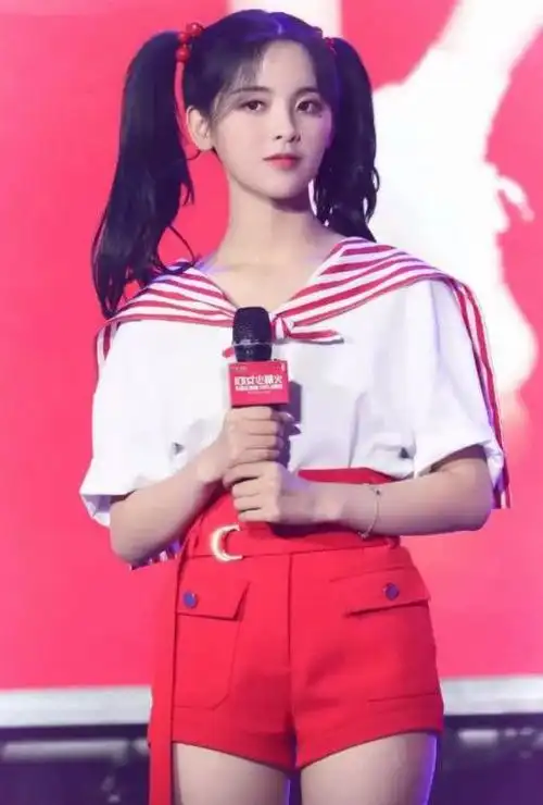 杨超越穿衣风格也转型?故意"反穿"短裤,意外引00后模仿