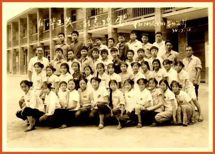 同学相聚 留下回忆