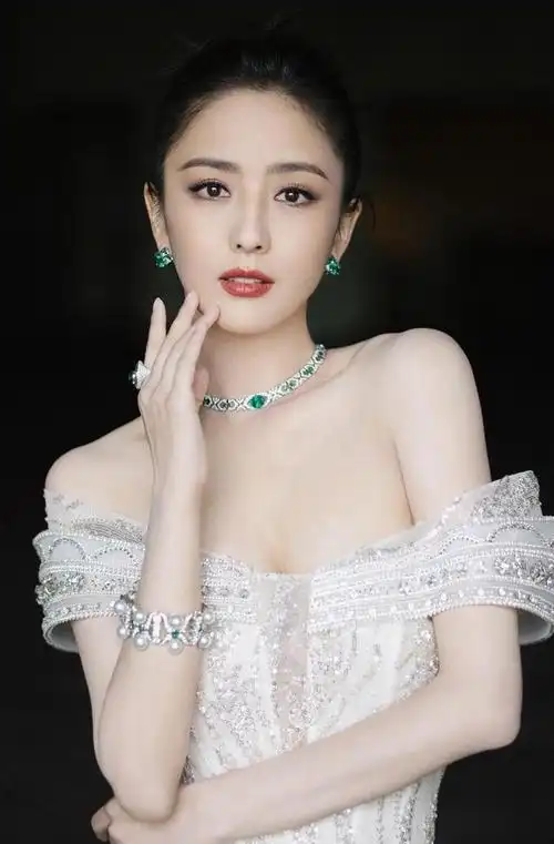 照片合集之佟丽娅优雅的气质和性感的身材