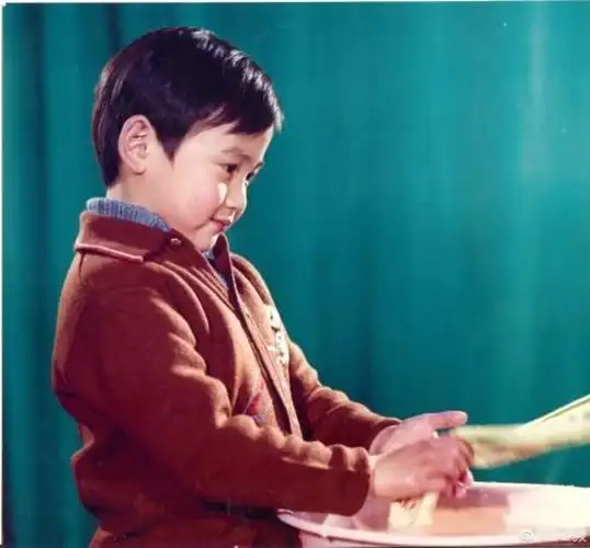 陆毅晒魔性童年照 网友:从小帅到大!