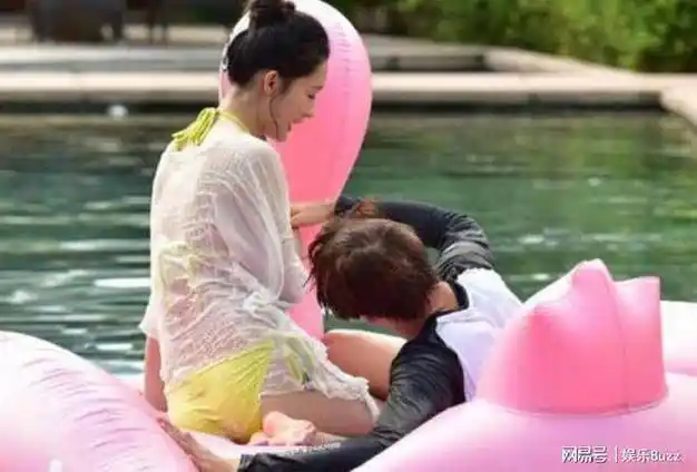 李沁早期参加恋综,穿比基尼泳衣和魏大勋在泳池嬉戏_罩衫_水面_穿着