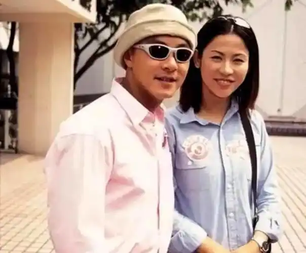 之前从不做饭的宣萱开始学习煲汤,炒菜.