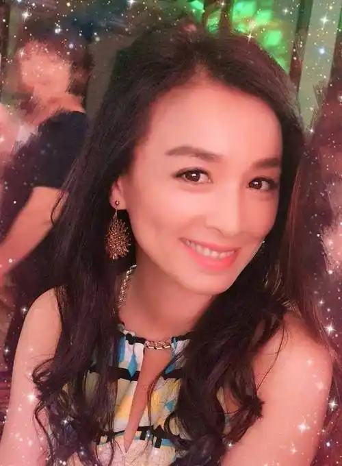 一代酒窝女神张庭不服老,48岁仍这般甜美动人,与老公高调秀恩爱_林瑞