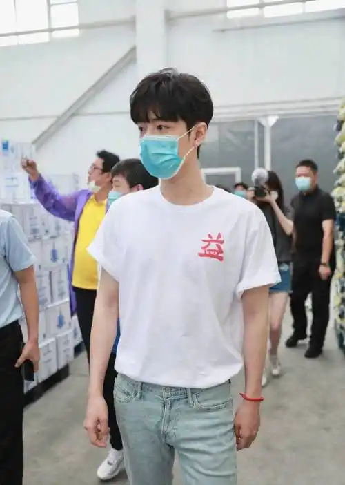 肖战现身做活动简单白t恤搭牛仔裤清爽帅气少年感很强