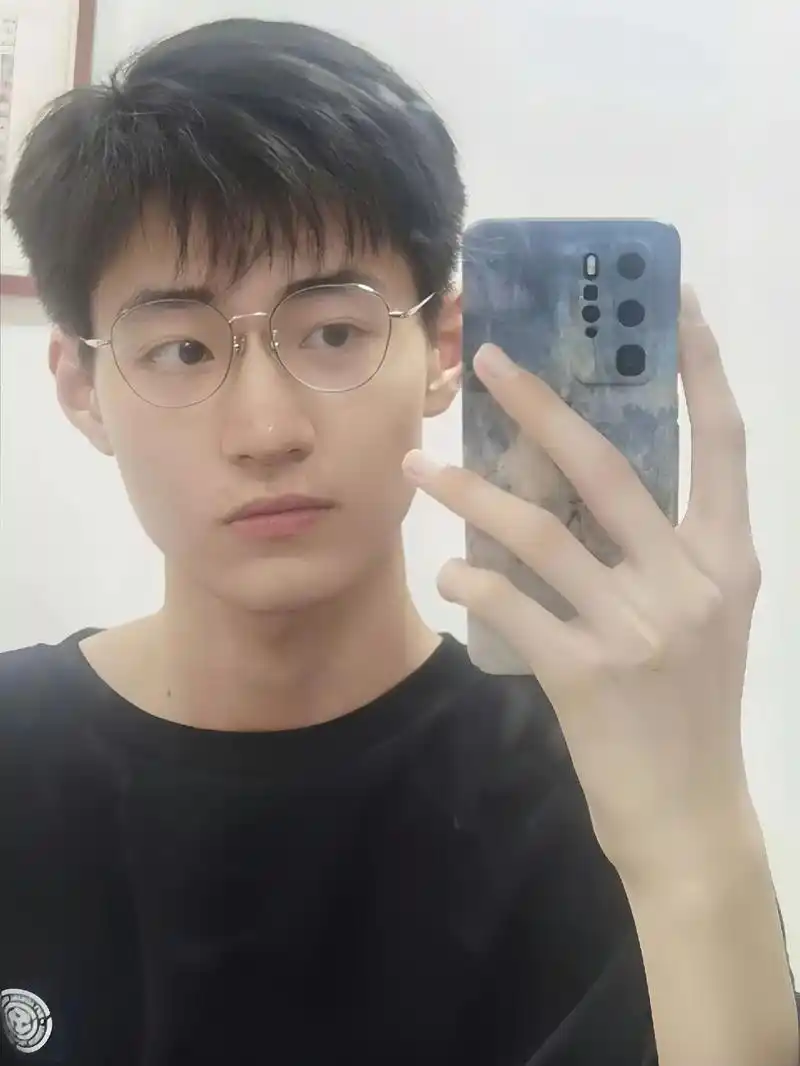 当一个普通男生开始戴上半框眼镜.#原相机自拍 #半框眼镜 - 抖音