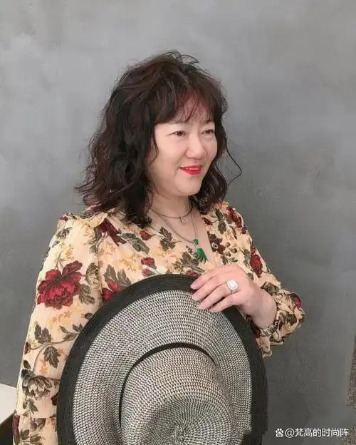48岁以上的女人,发型决定气质!建议远离"大妈卷",这些更洋气