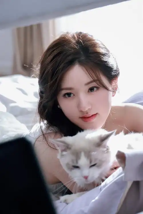 赵露思真的很爱紫色呀,身穿白色露肩裙仙气十足,在薰衣草氛围感下尽显