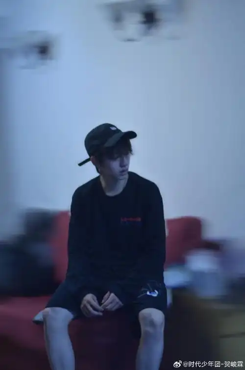 贺峻霖和粉丝说晚安##贺峻霖的喉结