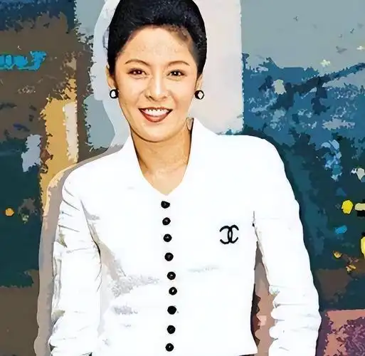 很明显这是一场形式婚姻,丁佩即便和向华强结婚后,心里依旧忘不了