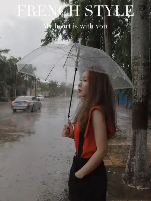 女摄影师别墅门口拍照i有一种忧伤叫下雨
