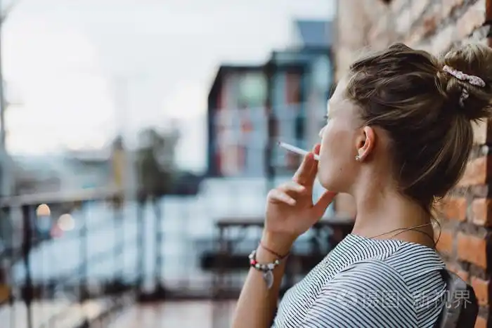 金发碧眼,手里拿着根烟.照片-正版商用图片1nlv9t-摄图新视界