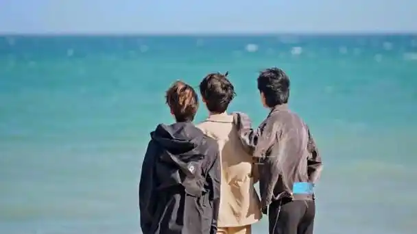 笑拥嘞!搞怪,时代少年团是专业的.上一秒海边耍帅,下一秒耍宝搞怪.