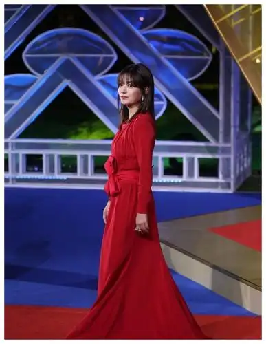 赵薇身材保养得好穿红色长裙肩窄腰细曲线窈窕优雅真迷人