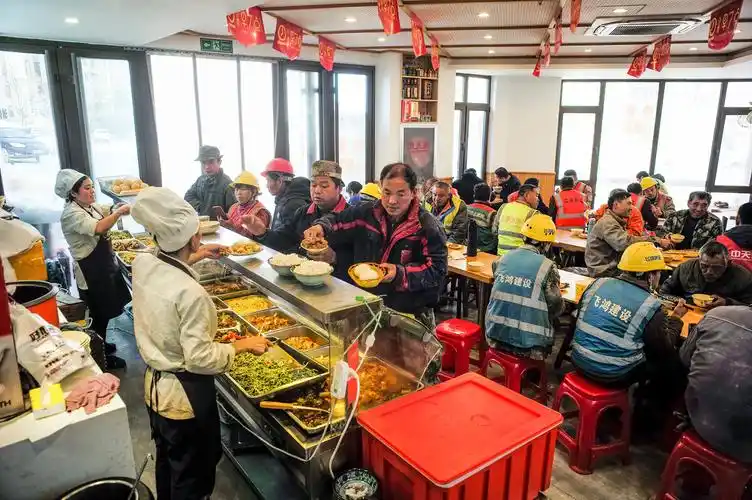 《七点小饭店民工大食堂》2021年11月22日中午时分,济南望岳西路吉康