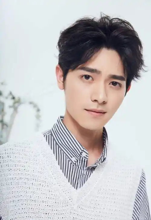 骆明劼1993年出生于湖北恩施,是一个五官立体,剑眉星目的美男子.