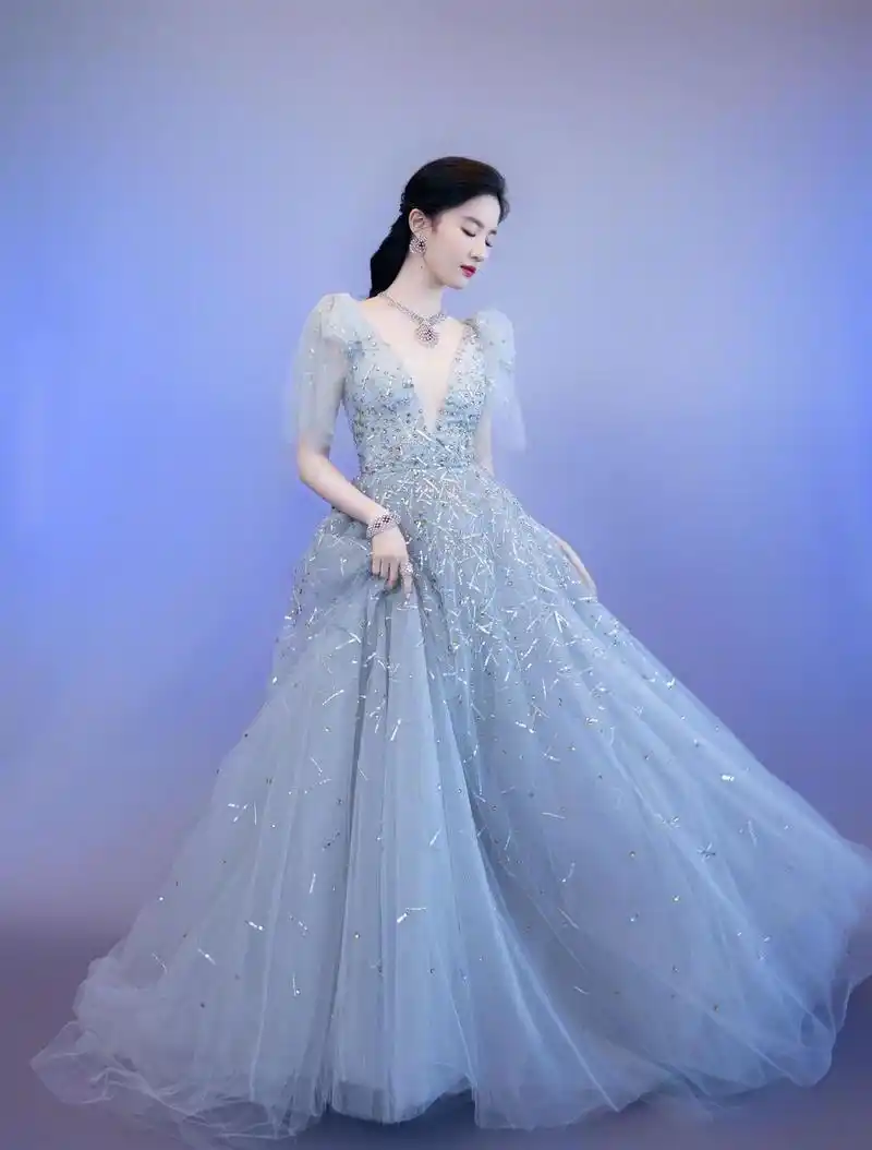 仙女姐姐刘亦菲的夏季穿搭,穿白色印花连衣裙高级时髦,仙气飘飘