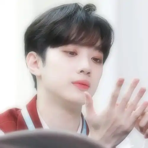 昨天 21:42   关注  by顾恩久ej//堆糖勋味奶霖 奶罐 赖冠霖 头像男