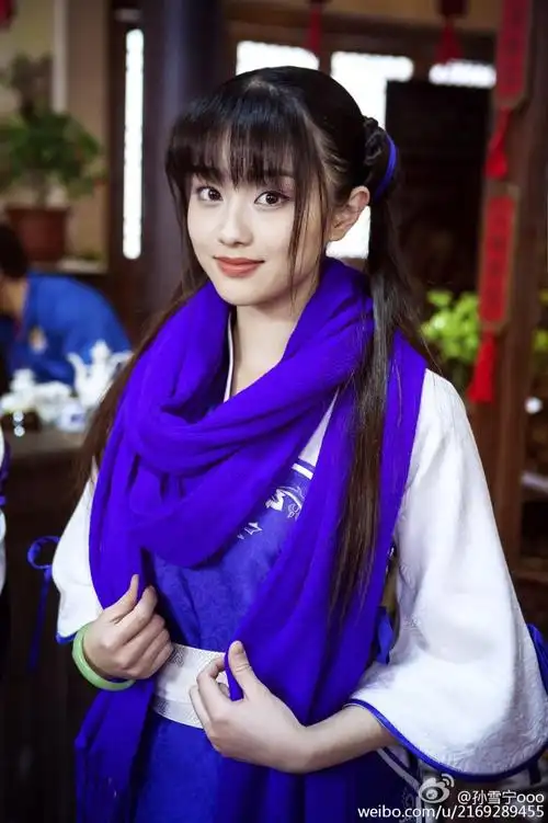 脱身于游戏网络剧的孙雪宁拥有直播观众喜闻乐见的一切特质,她的