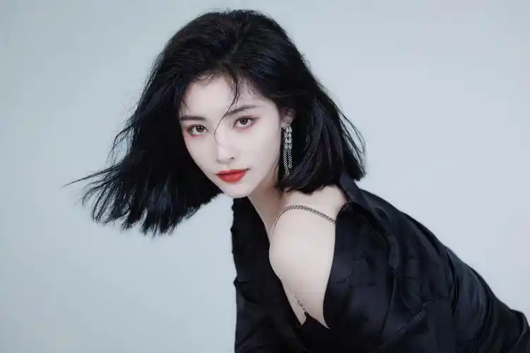 许佳琪黑色魅力齐肩短发明眸红唇一身黑色吊带裙装