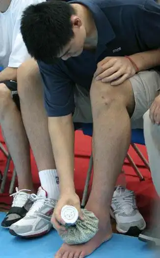 热汗淋漓冰水泡脚姚明笑谈本赛季最佳表现