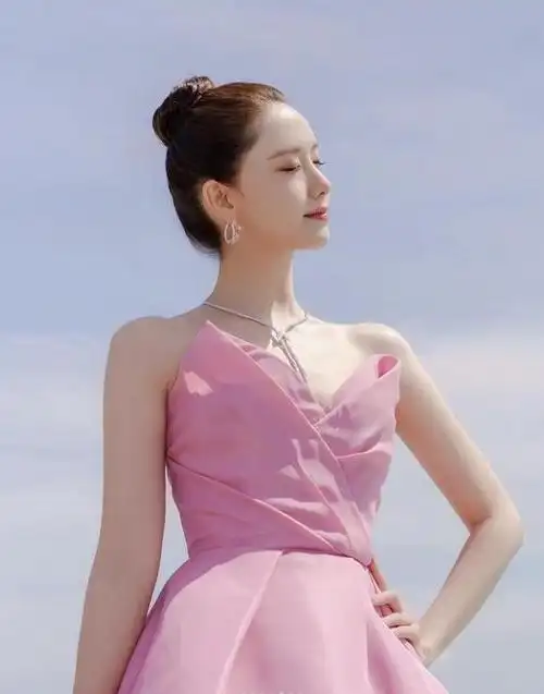 林允儿戛纳红毯遭遇种族歧视,涉事女保安多次阻拦非白人女星