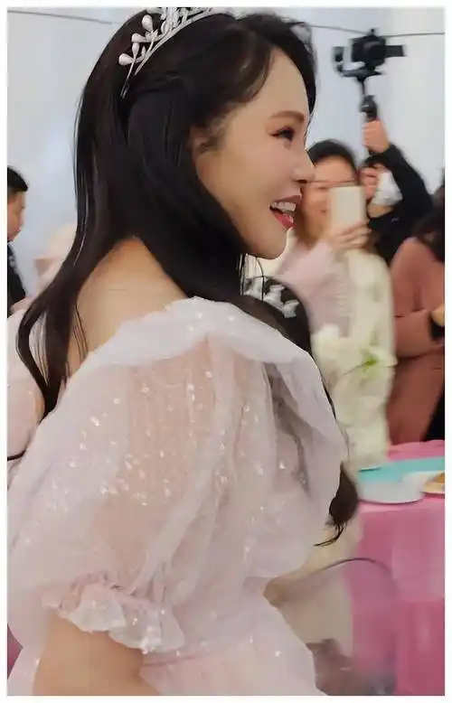 伊能静56岁办公主风派对,身着粉色泡泡裙戴皇冠,引发热议.