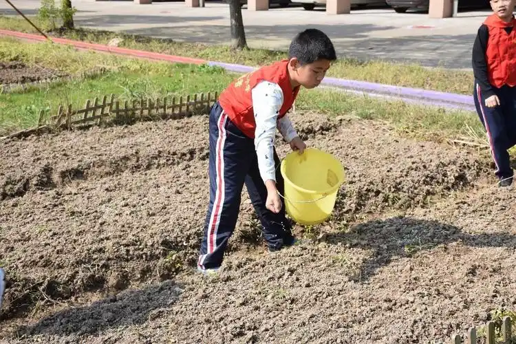 童孙未解供耕织,也傍桑阴学种瓜