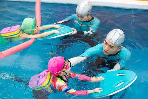 各个年龄段儿童,生长发育特点的课程,致力于让中国少儿养成游泳习惯