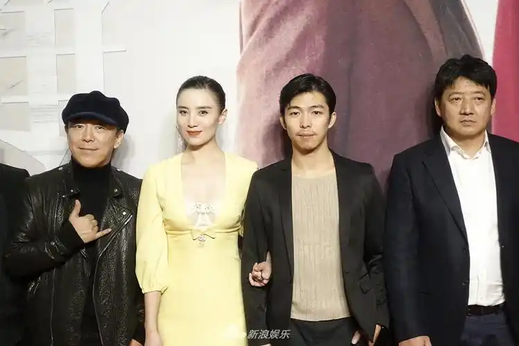 陶虹徐峥夫妇挽手走红毯秀恩爱02宋佳穿深v黄裙秀好身材