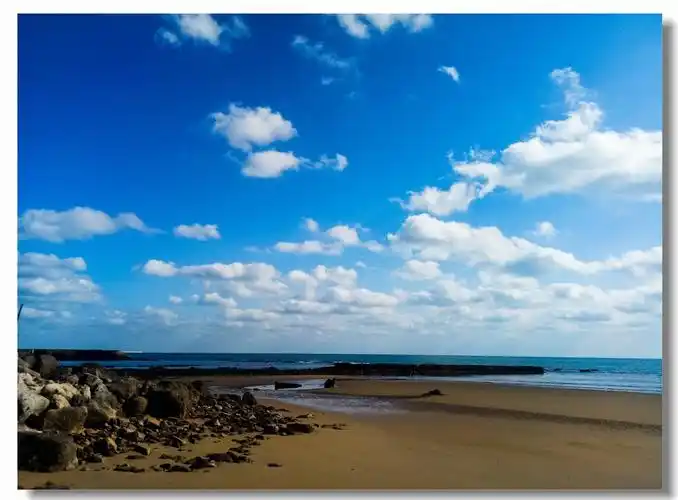 海边蓝天白云与沙滩