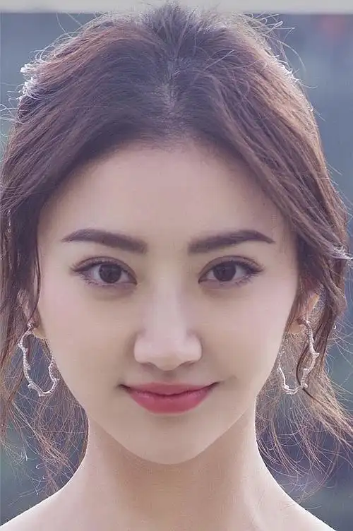 欧式大双眼皮,特征就是眼头开得宽,双眼皮宽度大:女明星似乎都是大