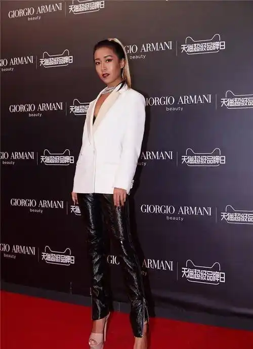 吉克隽逸胆子大,出席活动竟"系块布"当上衣,为了抢镜也太拼_黑色_白色