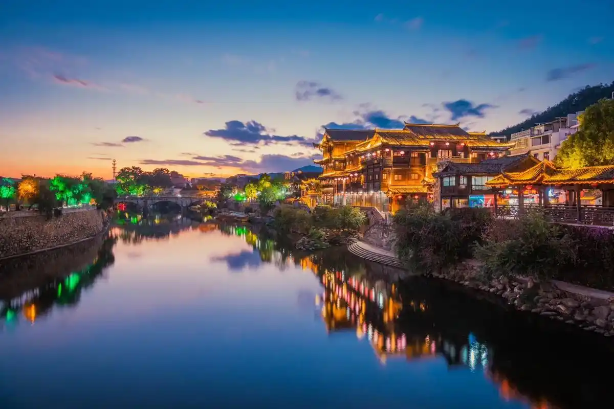 小城故事.#摄影 #古城夜景 #长汀 #古建筑之美 #每一帧 - 抖音