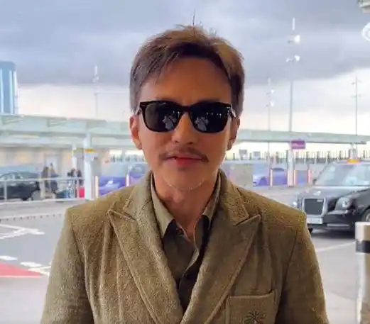 邓超戴墨镜庆"无泪之城"18岁生日 满脸胡渣潇洒帅气_视频_胡茬_低调