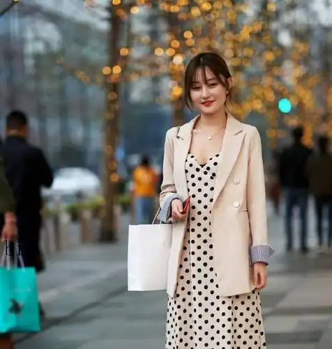 吊带波点连衣裙怎么搭配?