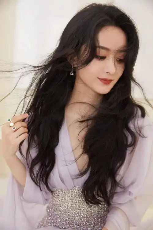 赵丽颖薄纱长裙粉粉嫩嫩,大波浪长发温柔又优雅_活动_照片_卷发