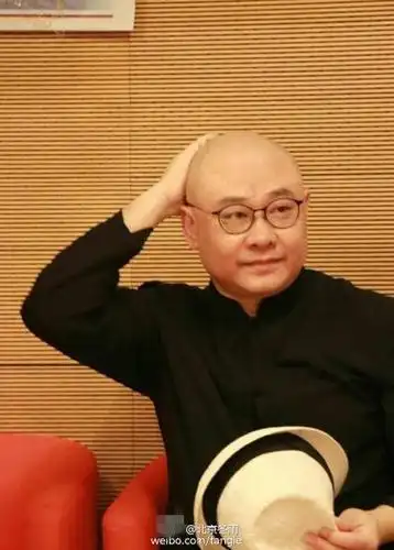 (图) 日前,有网友曝光了一组刀郎的近照,照片中已经45岁的刀郎中年