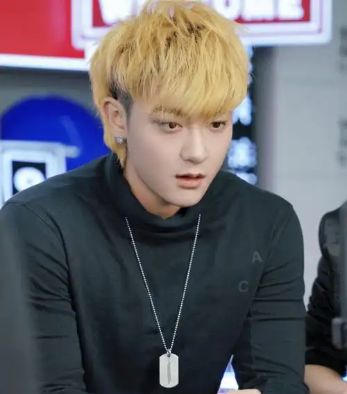 黄子韬直播带货被嘲"文盲",念台词不认识字,逗笑工作人员_明星_网友