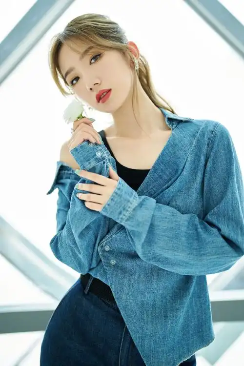 孟美岐露肩牛仔套装