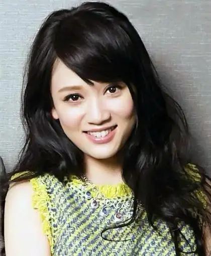 陈乔恩清新大片 侧分卷发浪漫修颜